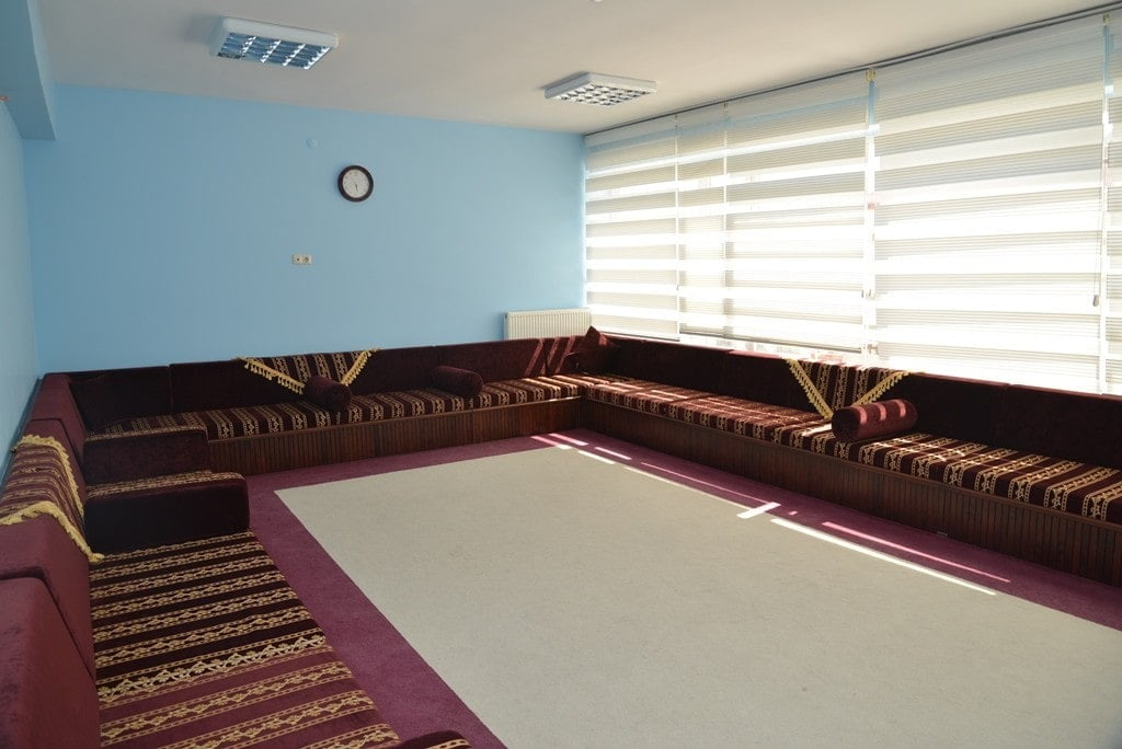 يقع سكن ماماك العالي للطلاب في حي شافقتبه بمنطقة ماماك في أنقرة، ويُعد من المساكن الجامعية المميزة التي توفر بيئة مثالية للطلاب الجامعيين تجمع بين الراحة، النظام، والقرب من الجامعات والمواصلات.  يمتاز السكن بموقعه الحيوي، حيث يبعد بضع دقائق فقط عن محطة المترو ومحطات الحافلات، ما يسهّل التنقل إلى جامعات أنقرة الكبرى مثل جامعة أنقرة، غازي، حاجي تبه، ويلدريم بيازيد. يستوعب السكن نحو 136 طالبًا، مما يوفّر أجواء هادئة ومناسبة للدراسة.  تم تجهيز السكن بكل ما يلزم لتلبية احتياجات الطالب اليومية. الغرف مصممة لاستيعاب ثلاثة إلى أربعة طلاب، وتحتوي على تدفئة مركزية ومياه ساخنة على مدار الساعة. كما تتوفر خدمة الإنترنت اللاسلكي المجاني في جميع أنحاء المبنى.  يضم السكن صالة مخصصة للدراسة، قاعة مؤتمرات للأنشطة، وصالة رياضية للحفاظ على اللياقة. ولأوقات الراحة، هناك كافيتريا، مطعم، غرفة تلفزيون، إضافة إلى خدمة غسيل الملابس ومصعد لتسهيل التنقل داخل المبنى.  يعمل نظام أمني متكامل على مدار الساعة لضمان سلامة وطمأنينة الطلاب طوال فترة إقامتهم.  سكن ماماك العالي للطلاب هو خيار مثالي لكل من يسعى لبيئة دراسية آمنة، هادئة، ومجهزة بكل سبل الراحة والدعم خلال سنوات التعليم الجامعي.