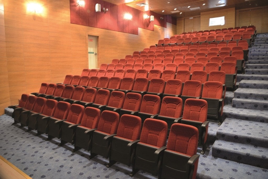 يقع سكن ماماك العالي للطلاب في حي شافقتبه بمنطقة ماماك في أنقرة، ويُعد من المساكن الجامعية المميزة التي توفر بيئة مثالية للطلاب الجامعيين تجمع بين الراحة، النظام، والقرب من الجامعات والمواصلات.  يمتاز السكن بموقعه الحيوي، حيث يبعد بضع دقائق فقط عن محطة المترو ومحطات الحافلات، ما يسهّل التنقل إلى جامعات أنقرة الكبرى مثل جامعة أنقرة، غازي، حاجي تبه، ويلدريم بيازيد. يستوعب السكن نحو 136 طالبًا، مما يوفّر أجواء هادئة ومناسبة للدراسة.  تم تجهيز السكن بكل ما يلزم لتلبية احتياجات الطالب اليومية. الغرف مصممة لاستيعاب ثلاثة إلى أربعة طلاب، وتحتوي على تدفئة مركزية ومياه ساخنة على مدار الساعة. كما تتوفر خدمة الإنترنت اللاسلكي المجاني في جميع أنحاء المبنى.  يضم السكن صالة مخصصة للدراسة، قاعة مؤتمرات للأنشطة، وصالة رياضية للحفاظ على اللياقة. ولأوقات الراحة، هناك كافيتريا، مطعم، غرفة تلفزيون، إضافة إلى خدمة غسيل الملابس ومصعد لتسهيل التنقل داخل المبنى.  يعمل نظام أمني متكامل على مدار الساعة لضمان سلامة وطمأنينة الطلاب طوال فترة إقامتهم.  سكن ماماك العالي للطلاب هو خيار مثالي لكل من يسعى لبيئة دراسية آمنة، هادئة، ومجهزة بكل سبل الراحة والدعم خلال سنوات التعليم الجامعي.