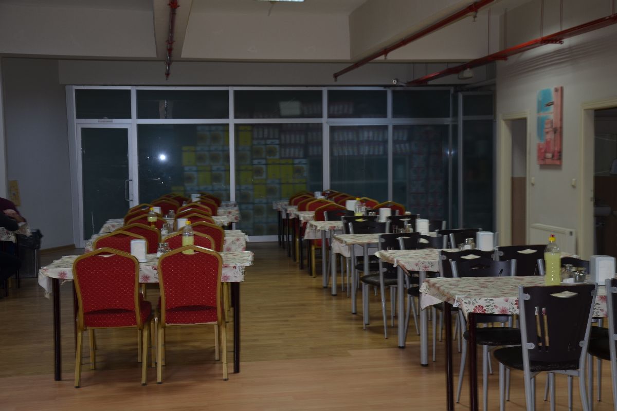 يقع سكن ماماك العالي للطلاب في حي شافقتبه بمنطقة ماماك في أنقرة، ويُعد من المساكن الجامعية المميزة التي توفر بيئة مثالية للطلاب الجامعيين تجمع بين الراحة، النظام، والقرب من الجامعات والمواصلات.  يمتاز السكن بموقعه الحيوي، حيث يبعد بضع دقائق فقط عن محطة المترو ومحطات الحافلات، ما يسهّل التنقل إلى جامعات أنقرة الكبرى مثل جامعة أنقرة، غازي، حاجي تبه، ويلدريم بيازيد. يستوعب السكن نحو 136 طالبًا، مما يوفّر أجواء هادئة ومناسبة للدراسة.  تم تجهيز السكن بكل ما يلزم لتلبية احتياجات الطالب اليومية. الغرف مصممة لاستيعاب ثلاثة إلى أربعة طلاب، وتحتوي على تدفئة مركزية ومياه ساخنة على مدار الساعة. كما تتوفر خدمة الإنترنت اللاسلكي المجاني في جميع أنحاء المبنى.  يضم السكن صالة مخصصة للدراسة، قاعة مؤتمرات للأنشطة، وصالة رياضية للحفاظ على اللياقة. ولأوقات الراحة، هناك كافيتريا، مطعم، غرفة تلفزيون، إضافة إلى خدمة غسيل الملابس ومصعد لتسهيل التنقل داخل المبنى.  يعمل نظام أمني متكامل على مدار الساعة لضمان سلامة وطمأنينة الطلاب طوال فترة إقامتهم.  سكن ماماك العالي للطلاب هو خيار مثالي لكل من يسعى لبيئة دراسية آمنة، هادئة، ومجهزة بكل سبل الراحة والدعم خلال سنوات التعليم الجامعي.